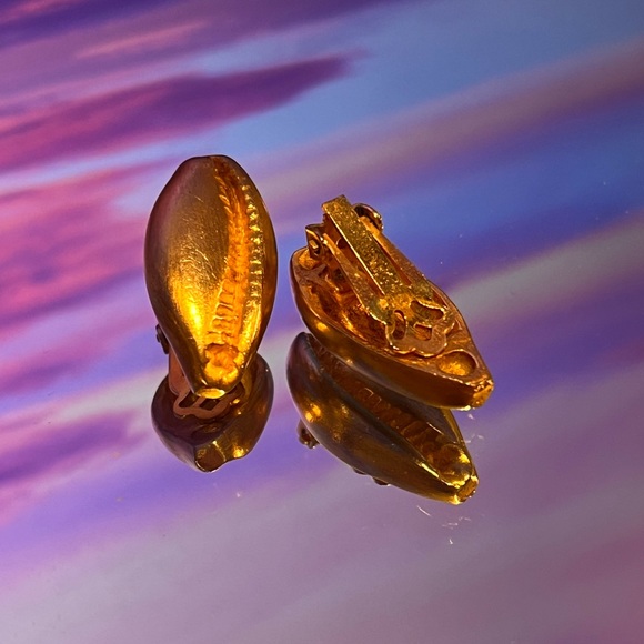 Seashell 🐚 clip on earrings - Picture 3 of 3